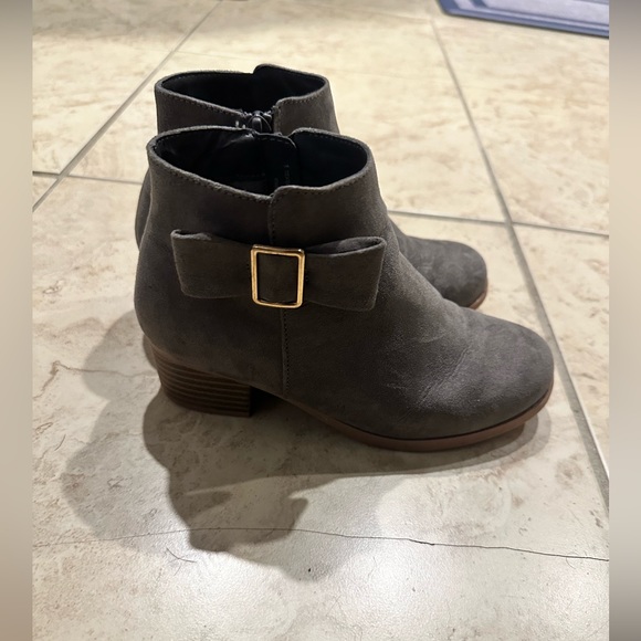 The Childrens Place Booties - Picture 9 of 11